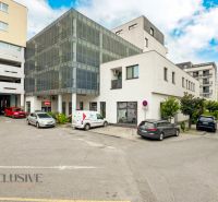 ELEGANTNÝ 2 IZBOVÝ BYT  S PARKINGOM | POLYGON | NITRA - Budova s kanceláriami a parkoviskom na Coboriho ulici v Nitre.