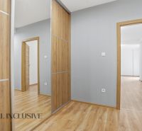 ELEGANTNÝ 2 IZBOVÝ BYT  S PARKINGOM | POLYGON | NITRA - Interiér 2-izbového bytu s podlahou s dreveným dekorom a vstavanou skriňou.