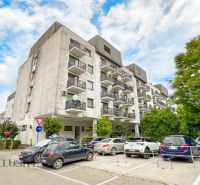 ELEGANTNÝ 2 IZBOVÝ BYT  S PARKINGOM | POLYGON | NITRA - Budova s balkónmi a parkovaním na ulici Coboriho v Nitre, vedľa 2-izbového bytu.