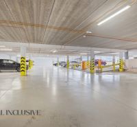 ELEGANTNÝ 2 IZBOVÝ BYT  S PARKINGOM | POLYGON | NITRA - Podzemné parkovisko s autami a ochrannými stĺpmi na Coboriho ulici v Nitre.