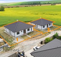 DVE NÍZKO ENERGETICKÉ NOVOSTAVBY | MALÝ LAPÁŠ | NITRA - Rodinné domy v Malom Lapáši s výhľadom na zelené pole a slnečnou krajinou.