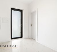 DVE NÍZKO ENERGETICKÉ NOVOSTAVBY | MALÝ LAPÁŠ | NITRA - Vstupná chodba v rodinnom dome s lesklou dlažbou a presklenými dverami.