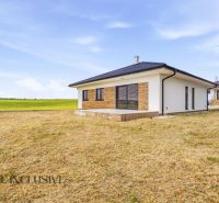 DVE NÍZKO ENERGETICKÉ NOVOSTAVBY | MALÝ LAPÁŠ | NITRA - Rodinný dom v Malom Lapáši obklopený zelenými poľami a čistou oblohou.