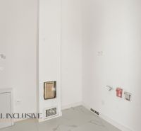 DVE NÍZKO ENERGETICKÉ NOVOSTAVBY | MALÝ LAPÁŠ | NITRA - Prázdna miestnosť v rodinnom dome s bielymi stenami a mramorovou podlahou.