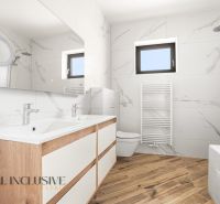 DVE NÍZKO ENERGETICKÉ NOVOSTAVBY | MALÝ LAPÁŠ | NITRA - Kúpeľňa v rodinnom dome s vaňou, dvomi umývadlami a podlahou s dreveným dekorom.