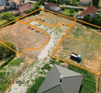 Projekt ČEREŠŇOVÁ ALEJ – 10 rod. domov/pozemk., Jelka - Letecký pohľad na rodinný dom v Jelke v okolí stavebných pozemkov.