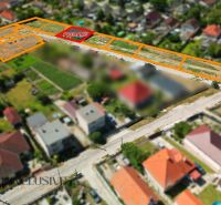 Projekt ČEREŠŇOVÁ ALEJ – 10 rod. domov/pozemk., Jelka - Letecký pohľad na stavebné pozemky v obci Jelka s plánovanou obytnou zástavbou.