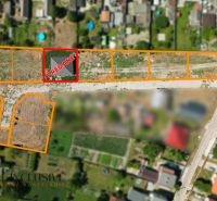 Projekt ČEREŠŇOVÁ ALEJ – 10 rod. domov/pozemk., Jelka - Letecká snímka pozemkov v Jelke v okolí rodinného domu, časť označená ako predaná.