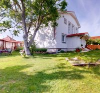 5 izbový rodinný dom v Malinove | 751 m² pozemok - Záhrada pri rodinnom dome na Zátoňskej ulici v Malinove s trávnikom a altánkom.