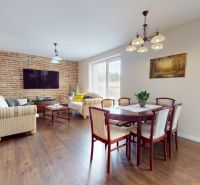 5 izbový rodinný dom v Malinove | 751 m² pozemok - Obývačka rodinného domu s tehlovou stenou a podlahou s dreveným dekorom.