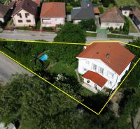 5 izbový rodinný dom v Malinove | 751 m² pozemok - Pohľad na rodinný dom na Zátoňskej ulici v Malinove s bazénom na dvore.