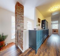 5 izbový rodinný dom v Malinove | 751 m² pozemok - Rodinný dom s podlahou s dreveným dekorom a modrou komodou v chodbe.