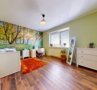 5 izbový rodinný dom v Malinove | 751 m² pozemok - Detská izba v rodinnom dome s prírodnou tapetou a podlahou s dreveným dekorom.