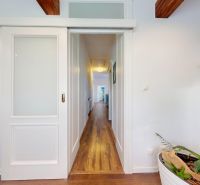 5 izbový rodinný dom v Malinove | 751 m² pozemok - Chodba v rodinnom dome s podlahou s dreveným dekorom a posuvnými dverami.