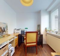 5 izbový rodinný dom v Malinove | 751 m² pozemok - Pracovňa v rodinnom dome s obrazom, stolom, stoličkou a podlahou s dreveným dekorom.