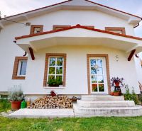 5 izbový rodinný dom v Malinove | 751 m² pozemok - Exteriér rodinného domu na Zátoňskej ulici v Malinove s príjemnou záhradou.