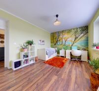 5 izbový rodinný dom v Malinove | 751 m² pozemok - Detská izba s podlahou s dreveným dekorom, nábytkom a prírodnou tapetou v rodinnom dome.