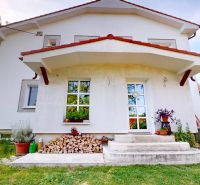 5 izbový rodinný dom v Malinove | 751 m² pozemok - Rodinný dom na Zátoňskej ulici v Malinove s príjemnou záhradou a bielou fasádou.