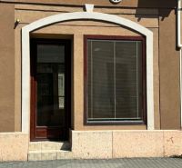PRENÁJOM - obchodný priestor/ kancelária na Jókaiho ulici - KOMÁRNO - Obchodné priestory na Jókaiho ulici v Komárne s preskleným vchodom a dlažbou.