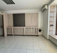 PRENÁJOM - obchodný priestor/ kancelária na Jókaiho ulici - KOMÁRNO - Obchodné priestory s umývadlom a klimatizáciou, dlažba, stenové panely s dreveným dekorom.