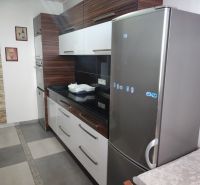 Na prenájom zariadený 3 izbový byt v Nových Zámkoch - Kuchyňa v 3-izbovom byte s laminátovou linkou a nerezovou chladničkou.