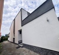 Veľký rodinný dom v Tlmačoch, bývajte vo veľkom alebo prenajímajte - Rodinný dom na Cintorínskej ulici v Tlmačoch s bielou fasádou a šedým dekorom.