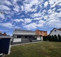 Veľký rodinný dom v Tlmačoch, bývajte vo veľkom alebo prenajímajte - Rodinný dom na Cintorínskej ulici v Tlmačoch s veľkou záhradou a upraveným trávnikom.