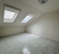 Veľký rodinný dom v Tlmačoch, bývajte vo veľkom alebo prenajímajte - Podkrovná miestnosť s oknami v streche a dlažbou, v rodinnom dome.