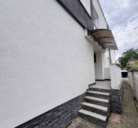 Veľký rodinný dom v Tlmačoch, bývajte vo veľkom alebo prenajímajte - Rodinný dom na Cintorínskej ulici v Tlmačoch s kamenným obkladom a schodiskom.