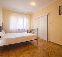 Kúpte si PÔVABNÝ 4i RD na SKVELOM POZEMKU s GARÁŽOU a HALAOU - Izba v rodinnom dome má posteľ, okno s záclonami a parketovou podlahou.