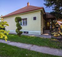 Kúpte si PÔVABNÝ 4i RD na SKVELOM POZEMKU s GARÁŽOU a HALAOU - Rodinný dom na ulici Malý Máger, pred ním záhrada s upravenými kríkmi.