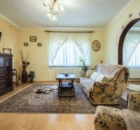Kúpte si PÔVABNÝ 4i RD na SKVELOM POZEMKU s GARÁŽOU a HALAOU - Obývačka v rodinnom dome, ulica Malý Máger, dekorovaná nábytkom, kobercami, svetlým náterom.