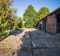 Kúpte si PÔVABNÝ 4i RD na SKVELOM POZEMKU s GARÁŽOU a HALAOU - Záhrada na ulici Malý Máger, pri rodinnom dome, obklopená zeleňou a drevenou stavbou.