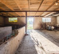 Kúpte si PÔVABNÝ 4i RD na SKVELOM POZEMKU s GARÁŽOU a HALAOU - Interiér garáže na ulici Malý Máger, vedľa rodinného domu, s pracovnými nástrojmi a strojmi.
