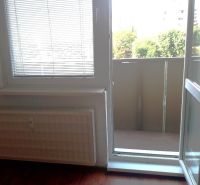 Na prenájom nezariadený 1 izbový byt s balkónom v Nových Zámkoch - Okná s vyhľadávanou podlahou s dreveným dekorom a výhľadom na balkón v 1-izbovom byte.