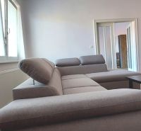 PRENÁJOM: VEĽKOMETRÁŽNY 2 IZBOVÝ BYT S 2 LOGGIAMI, CENTRUM - Pohodlná sedačka v 2-izbovom byte s podlahou s dreveným dekorom.