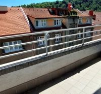 PRENÁJOM: VEĽKOMETRÁŽNY 2 IZBOVÝ BYT S 2 LOGGIAMI, CENTRUM - Balkón 2-izbového bytu na ulici J. Cikkera v Banskej Bystrici s výhľadom na okolité strechy.