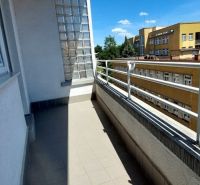 PRENÁJOM: VEĽKOMETRÁŽNY 2 IZBOVÝ BYT S 2 LOGGIAMI, CENTRUM - Balkón 2-izbového bytu na ulici J. Cikkera v Banskej Bystrici, s výhľadom na mesto.