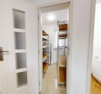  PRENÁJOM 2-izbový byt, centrum mesta s vlastným parkovaním, Topoľčany - Sklad so svetlými dverami a regálmi v 2-izbovom byte.