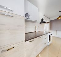  PRENÁJOM 2-izbový byt, centrum mesta s vlastným parkovaním, Topoľčany - Kuchyňa v 2-izbovom byte s lesklou dlažbou a svetlými skrinkami.