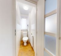  PRENÁJOM 2-izbový byt, centrum mesta s vlastným parkovaním, Topoľčany - Úzka kúpeľňa s toaletou a podlahou s dreveným dekorom v 2-izbovom byte.
