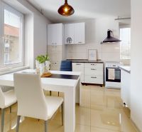  PRENÁJOM 2-izbový byt, centrum mesta s vlastným parkovaním, Topoľčany - Svetlá kuchyňa v 2-izbovom byte s jedálenským stolom a kuchynskou linkou.