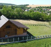 Výnimočná zrubová chata na predaj, Čechy, okr. Nové Zámky - Drevená chata v obci obklopenej prírodou a zeleňou v Čechách.