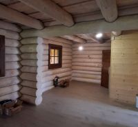 Výnimočná zrubová chata na predaj, Čechy, okr. Nové Zámky - Drevené steny, okno a podlaha s dreveným dekorom v chate.