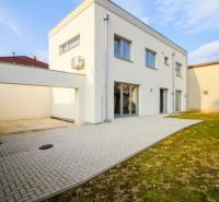 Pozrite si MODERNÚ NOVOSTAVBU 5 i RD pri SENCI, MOŽNOSŤ VÝMENY za BYT - Rodinný dom na Obchodnej ulici vo Veľkom Bieli, s terasou a upravenou záhradou.