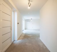 Pozrite si MODERNÚ NOVOSTAVBU 5 i RD pri SENCI, MOŽNOSŤ VÝMENY za BYT - Predsieň v rodinnom dome s bielymi stenami a betónovou podlahou.