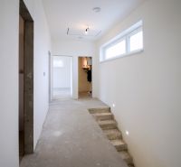 Pozrite si MODERNÚ NOVOSTAVBU 5 i RD pri SENCI, MOŽNOSŤ VÝMENY za BYT - Chodba s bielymi stenami a schodmi v rodinnom dome.