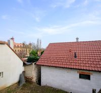 Pozrite si MODERNÚ NOVOSTAVBU 5 i RD pri SENCI, MOŽNOSŤ VÝMENY za BYT - Rodinný dom v obci Veľký Biel na Obchodnej ulici s výhľadom na historickú budovu.