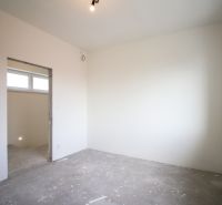 Pozrite si MODERNÚ NOVOSTAVBU 5 i RD pri SENCI, MOŽNOSŤ VÝMENY za BYT - Nezariadená miestnosť s bielymi stenami a podlahou v rodinnom dome.