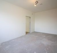 Pozrite si MODERNÚ NOVOSTAVBU 5 i RD pri SENCI, MOŽNOSŤ VÝMENY za BYT - Prázdna miestnosť v rodinnom dome s bielymi stenami a surovou podlahou.